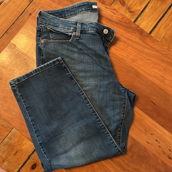 Levi's boyfriend cropped jeans medium wash. - Picture 4 of 4